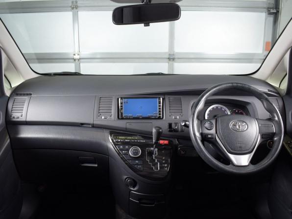 Toyota ISis I Рестайлинг с пробегом 2013 года, цена 1 269 995 рублей, 109161 км, компактвэн, Автокод Объявления