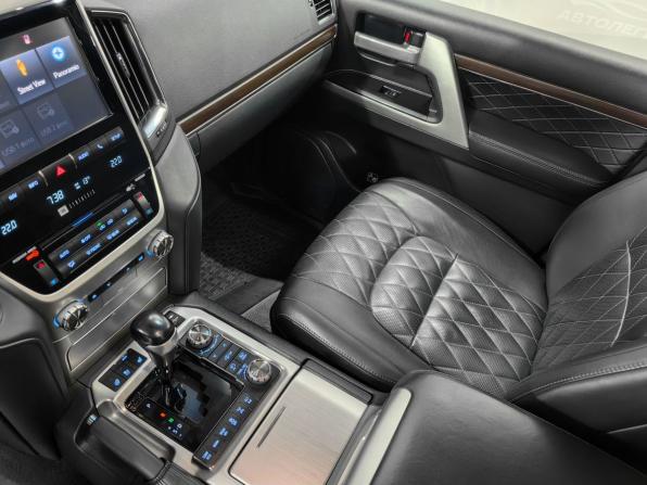 Toyota Land Cruiser 200 Series Рестайлинг 2 с пробегом 2018 года, цена 6 750 000 рублей, 157752 км, внедорожник, Автокод Объявления