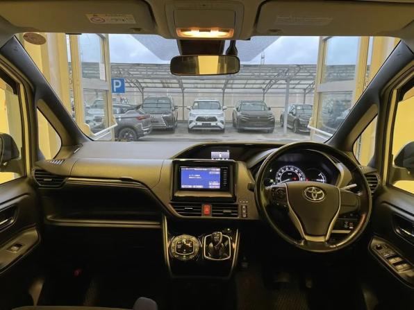 Toyota Esquire I с пробегом 2017 года, цена 1 870 000 рублей, 182000 км, минивэн, Автокод Объявления