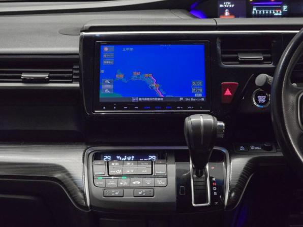 Honda Stepwgn V с пробегом 2016 года, цена 1 775 000 рублей, 101000 км, минивэн, Автокод Объявления