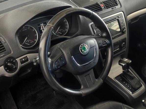 Skoda Octavia II (A5) Рестайлинг с пробегом 2012 года, цена 695 000 рублей, 317875 км, лифтбек, Автокод Объявления
