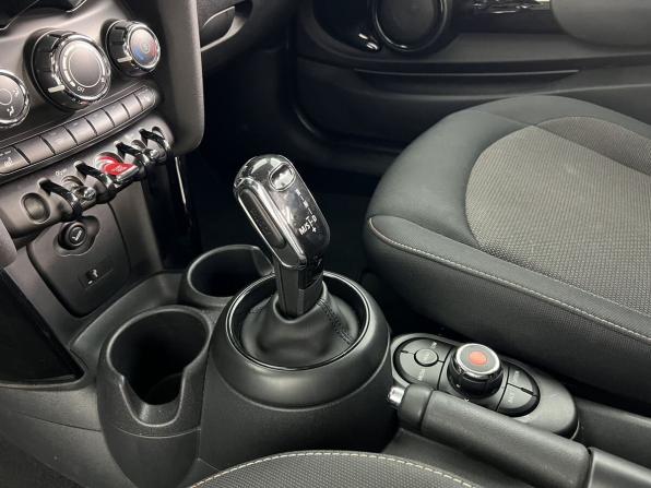 Mini Hatch III (F55/F56) Рестайлинг с пробегом 2018 года, цена 1 480 000 рублей, 148541 км, хэтчбек, Автокод Объявления