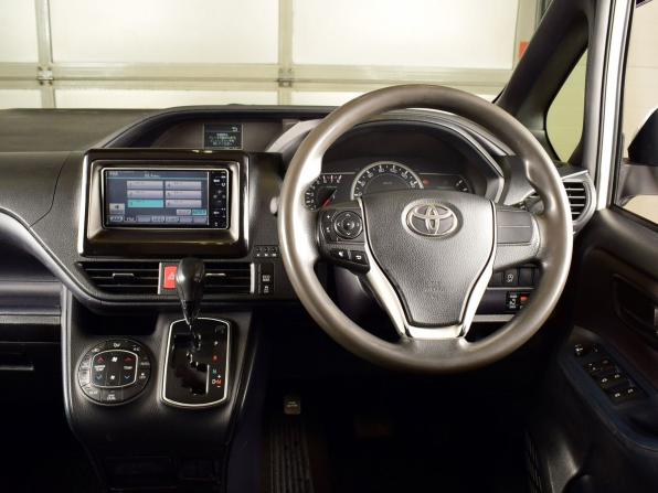 Toyota Voxy III (R80) с пробегом 2016 года, цена 1 579 999 рублей, 395234 км, минивэн, Автокод Объявления