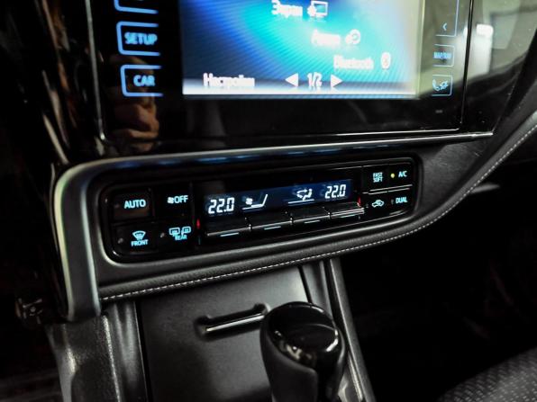 Toyota Corolla XI (E160 E170 E180) Рестайлинг 1 с пробегом 2018 года, цена 1 690 000 рублей, 162779 км, седан, Автокод Объявления
