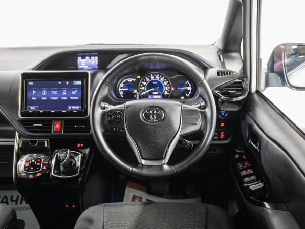 Toyota Noah III (R80) Рестайлинг с пробегом 2018 года, цена 2 500 000 рублей, 130300 км, минивэн, Автокод Объявления