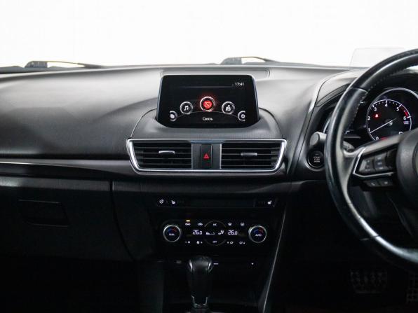 Mazda Axela III Рестайлинг с пробегом 2018 года, цена 1 500 000 рублей, 92299 км, седан, Автокод Объявления