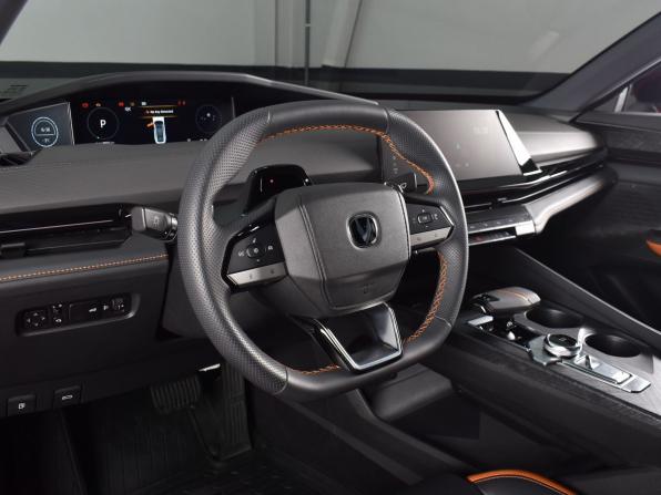 Changan UNI-V I с пробегом 2023 года, цена 2 299 995 рублей, 9748 км, лифтбек, Автокод Объявления