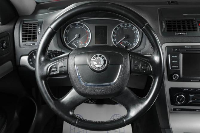 Skoda Octavia II (A5) Рестайлинг с пробегом 2011 года, цена 729 000 рублей, 303000 км, лифтбек, Автокод Объявления