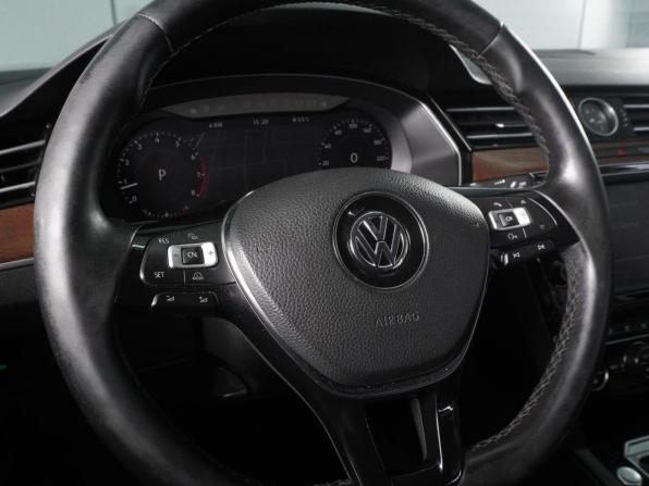 Volkswagen Passat B8 с пробегом 2017 года, цена 1 479 000 рублей, 307828 км, седан, Автокод Объявления