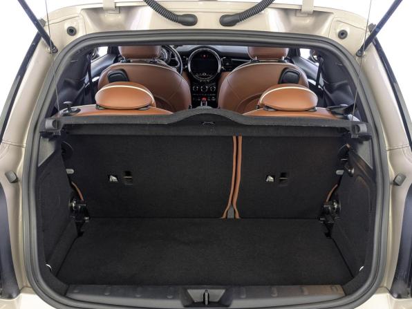 Mini Hatch III (F55/F56) Рестайлинг 2 с пробегом 2021 года, цена 2 335 000 рублей, 78539 км, хэтчбек, Автокод Объявления