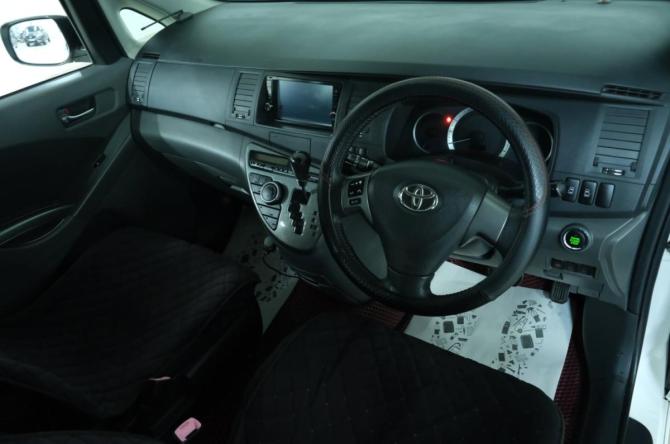Toyota ISis I Рестайлинг с пробегом 2010 года, цена 1 179 000 рублей, 153000 км, компактвэн, Автокод Объявления