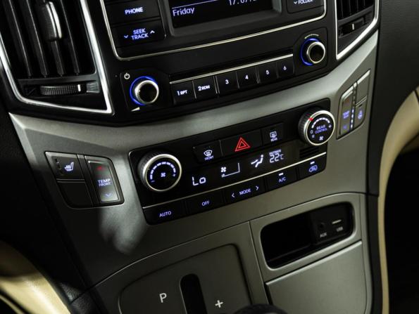Hyundai H-1 II Рестайлинг с пробегом 2015 года, цена 2 490 585 рублей, 136908 км, минивэн, Автокод Объявления