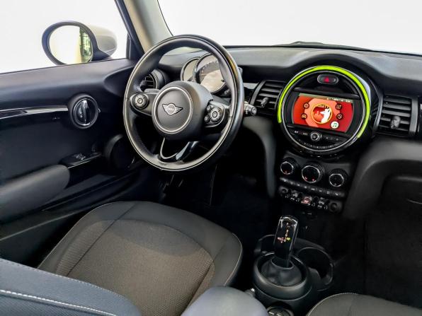 Mini Hatch III (F55/F56) Рестайлинг с пробегом 2021 года, цена 2 290 000 рублей, 54969 км, хэтчбек, Автокод Объявления