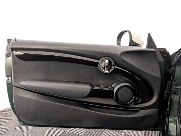 Mini Hatch III (F55/F56) Рестайлинг с пробегом 2018 года, цена 1 715 000 рублей, 81512 км, хэтчбек, Автокод Объявления