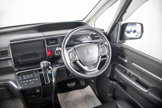 Honda Stepwgn V Рестайлинг с пробегом 2017 года, цена 2 619 000 рублей, 38640 км, минивэн, Автокод Объявления