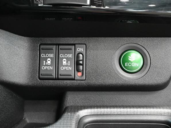 Honda Stepwgn V Рестайлинг с пробегом 2018 года, цена 2 150 000 рублей, 104900 км, минивэн, Автокод Объявления