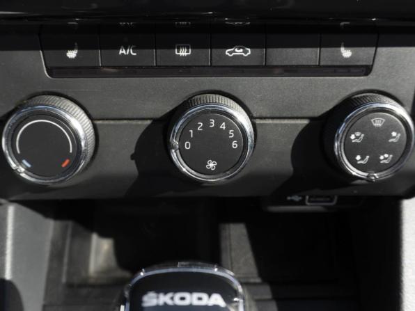 Skoda Octavia III (A7) Рестайлинг с пробегом 2018 года, цена 1 329 000 рублей, 201981 км, лифтбек, Автокод Объявления