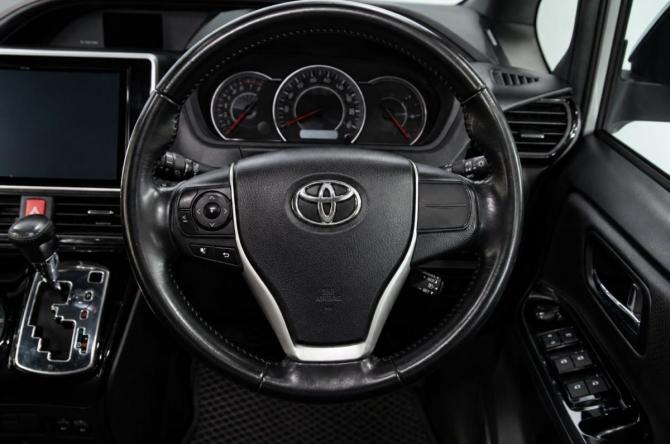 Toyota Voxy III (R80) с пробегом 2018 года, цена 2 279 000 рублей, 116000 км, минивэн, Автокод Объявления