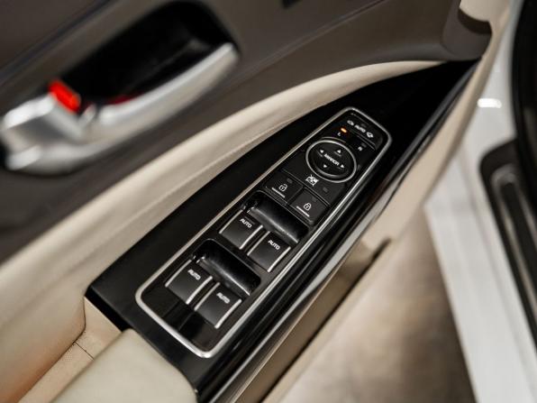 Kia Quoris I с пробегом 2013 года, цена 1 590 000 рублей, 107555 км, седан, Автокод Объявления