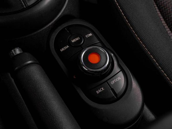 Mini Hatch III (F55/F56) с пробегом 2018 года, цена 1 349 000 рублей, 132437 км, хэтчбек, Автокод Объявления