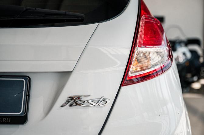Ford Fiesta Mk6 Рестайлинг с пробегом 2018 года, цена 960 000 рублей, 90700 км, хэтчбек, Автокод Объявления