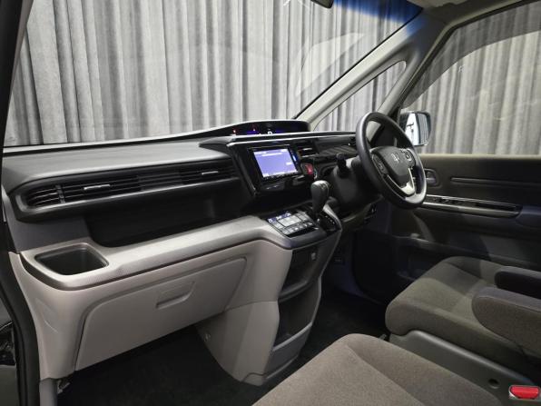 Honda Stepwgn V с пробегом 2016 года, цена 1 620 000 рублей, 120000 км, минивэн, Автокод Объявления
