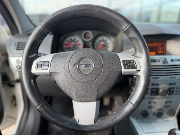 Opel Astra H Рестайлинг с пробегом 2011 года, цена 670 000 рублей, 278743 км, седан, Автокод Объявления