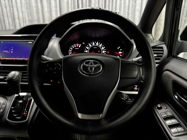 Toyota Voxy III (R80) Рестайлинг с пробегом 2018 года, цена 2 700 000 рублей, 88347 км, минивэн, Автокод Объявления
