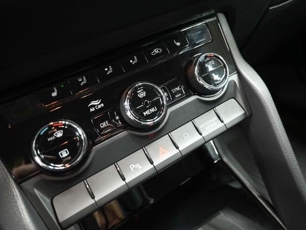 Skoda Karoq I с пробегом 2022 года, цена 2 549 900 рублей, 115000 км, внедорожник, Автокод Объявления