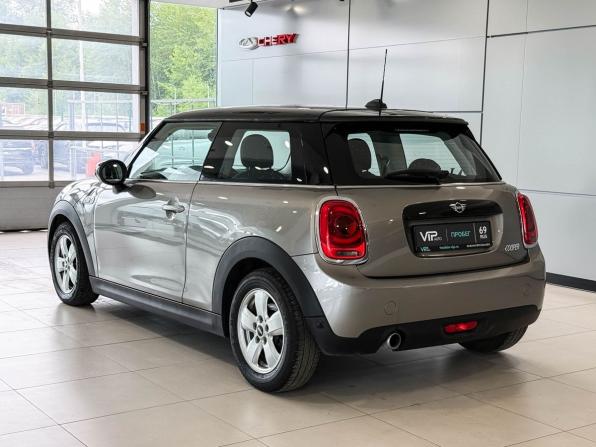 Mini Hatch III (F55/F56) Рестайлинг с пробегом 2019 года, цена 1 655 000 рублей, 48086 км, хэтчбек, Автокод Объявления