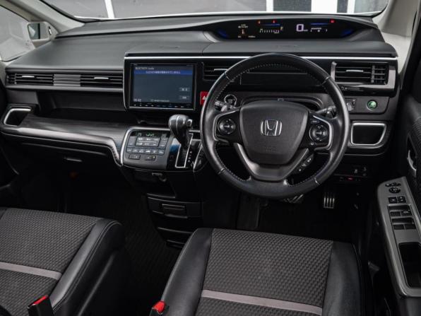 Honda Stepwgn V с пробегом 2017 года, цена 1 990 000 рублей, 111334 км, минивэн, Автокод Объявления