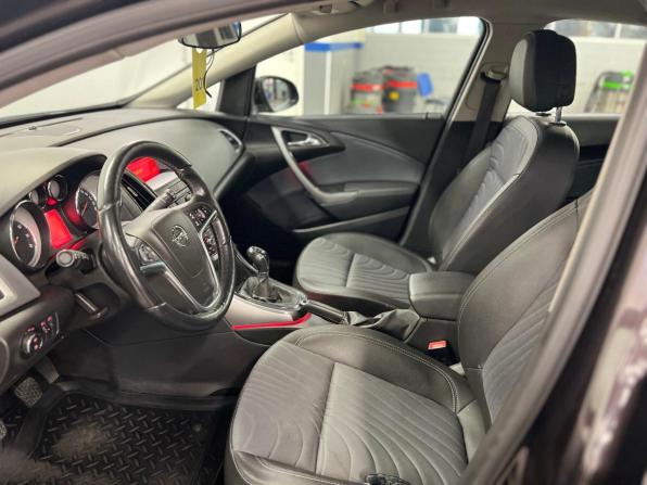 Opel Astra J Рестайлинг с пробегом 2013 года, цена 650 000 рублей, 199000 км, хэтчбек, Автокод Объявления