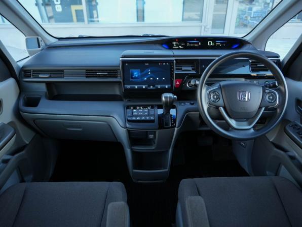 Honda Stepwgn V с пробегом 2016 года, цена 1 660 000 рублей, 133797 км, минивэн, Автокод Объявления