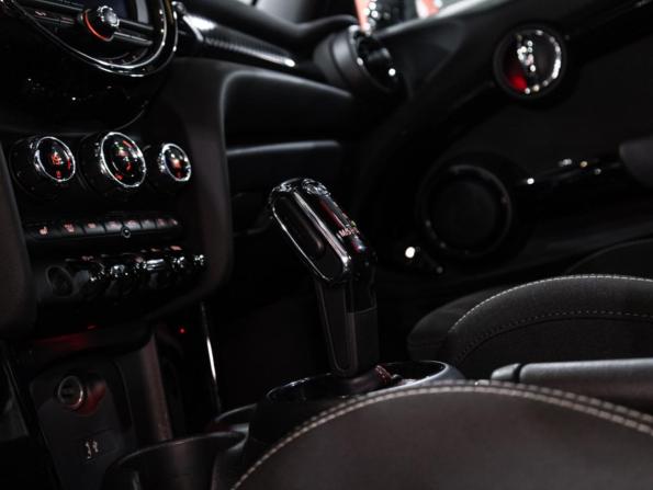 Mini Hatch III (F55/F56) Рестайлинг с пробегом 2019 года, цена 3 099 700 рублей, 52811 км, хэтчбек, Автокод Объявления