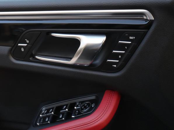 Porsche Macan I с пробегом 2015 года, цена 3 300 000 рублей, 109312 км, внедорожник, Автокод Объявления