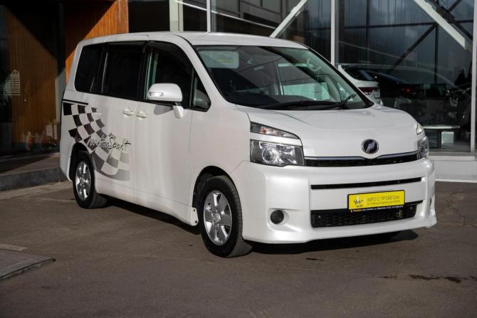 Toyota Voxy II (R70) с пробегом 2010 года, цена 1 398 000 рублей, 117000 км, минивэн, Автокод Объявления