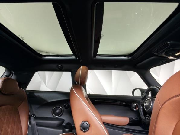 Mini Hatch III (F55/F56) Рестайлинг с пробегом 2020 года, цена 2 920 500 рублей, 82634 км, хэтчбек, Автокод Объявления