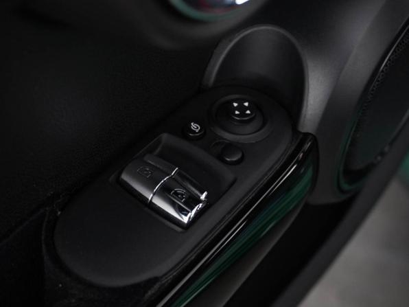 Mini Hatch III (F55/F56) Рестайлинг с пробегом 2019 года, цена 3 149 977 рублей, 70770 км, хэтчбек, Автокод Объявления