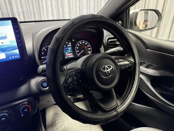Toyota Yaris IV с пробегом 2021 года, цена 1 380 000 рублей, 103149 км, хэтчбек, Автокод Объявления