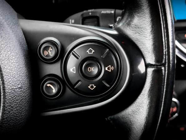 Mini Hatch III (F55/F56) Рестайлинг с пробегом 2018 года, цена 1 715 000 рублей, 81512 км, хэтчбек, Автокод Объявления