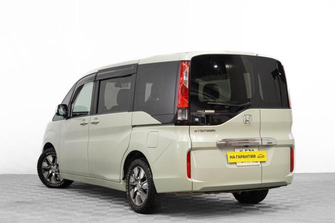 Honda Stepwgn V с пробегом 2015 года, цена 1 789 000 рублей, 139000 км, минивэн, Автокод Объявления