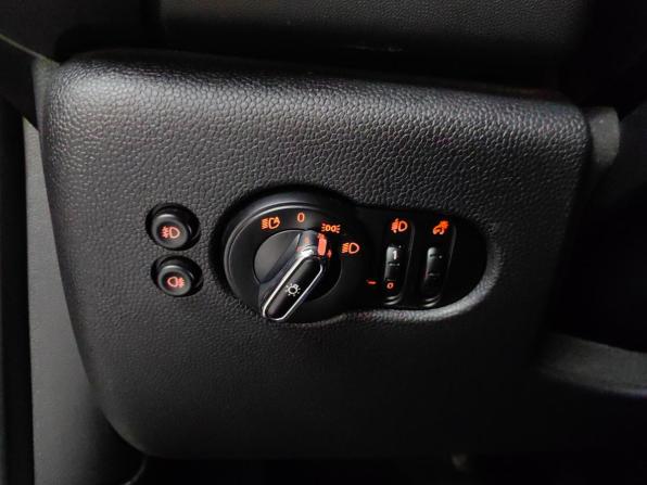 Mini Hatch III (F55/F56) Рестайлинг с пробегом 2019 года, цена 1 639 000 рублей, 143151 км, хэтчбек, Автокод Объявления