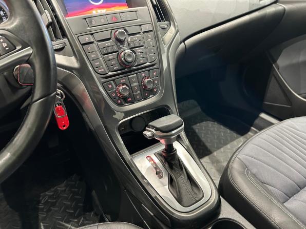Opel Astra J Рестайлинг с пробегом 2015 года, цена 879 000 рублей, 115000 км, хэтчбек, Автокод Объявления