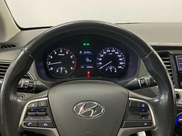 Hyundai Solaris II с пробегом 2018 года, цена 1 330 000 рублей, 128786 км, седан, Автокод Объявления