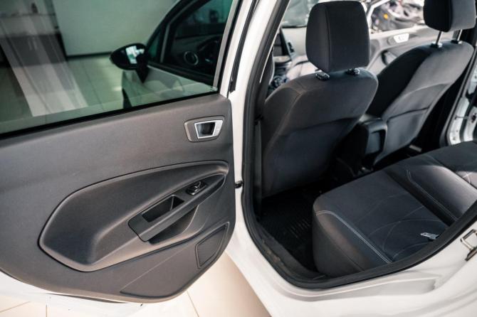 Ford Fiesta Mk6 Рестайлинг с пробегом 2018 года, цена 960 000 рублей, 90700 км, хэтчбек, Автокод Объявления