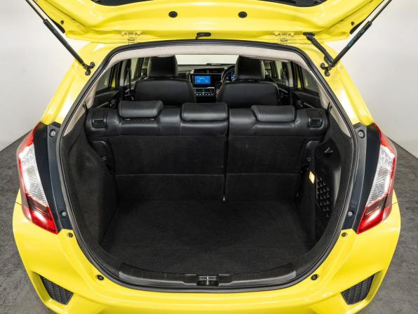 Honda Fit III с пробегом 2016 года, цена 895 000 рублей, 214423 км, хэтчбек, Автокод Объявления