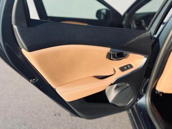 Volvo V40 Cross Country I Рестайлинг с пробегом 2019 года, цена 1 350 000 рублей, 244000 км, хэтчбек, Автокод Объявления