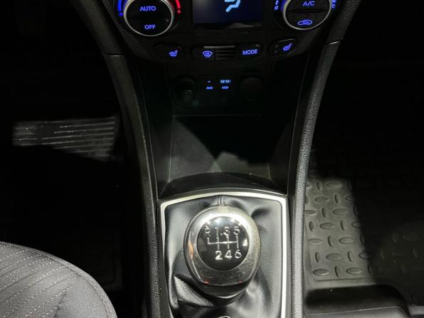 Hyundai Solaris I Рестайлинг с пробегом 2015 года, цена 950 000 рублей, 141600 км, седан, Автокод Объявления