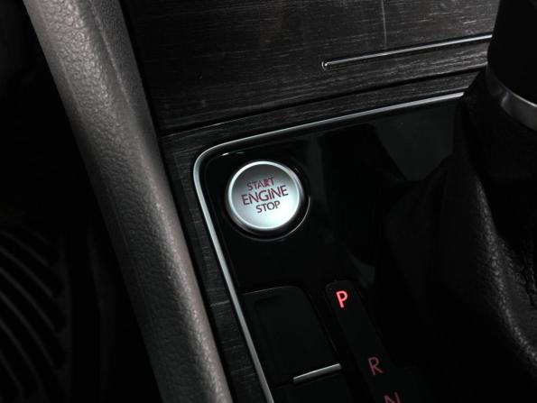 Volkswagen Passat (North America and China) I Рестайлинг с пробегом 2018 года, цена 1 849 000 рублей, 98187 км, седан, Автокод Объявления