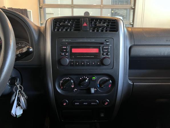 Suzuki Jimny III Рестайлинг 2 с пробегом 2013 года, цена 1 394 000 рублей, 106457 км, внедорожник, Автокод Объявления